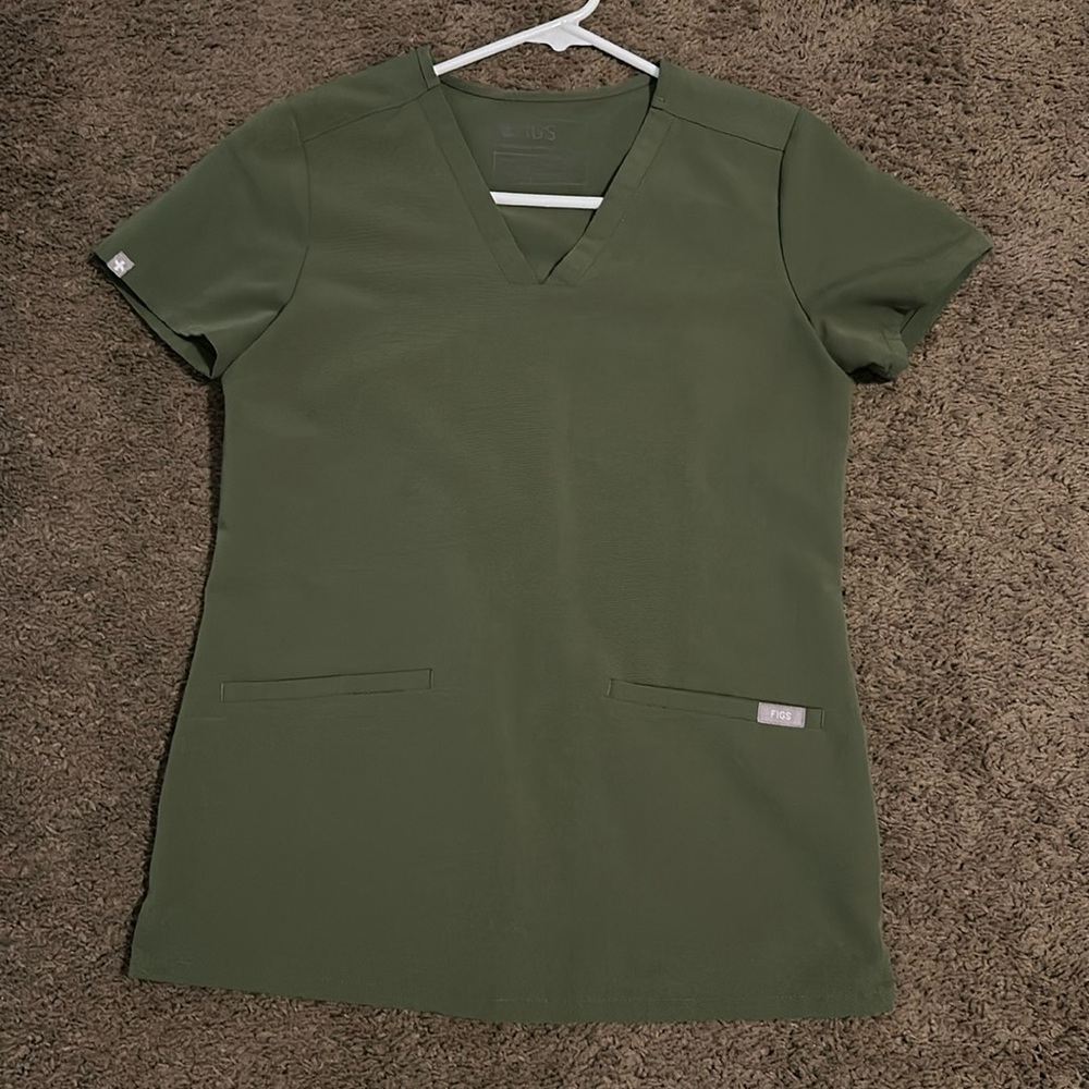 Figs 3-Pocket Casma Scrub Top